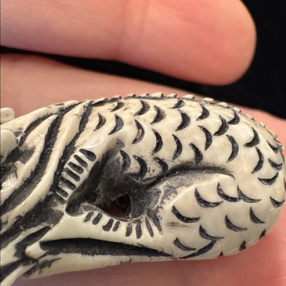 Small Faux Ivory Dragon Netsuke With Black Detailing - Picture 6 of 11